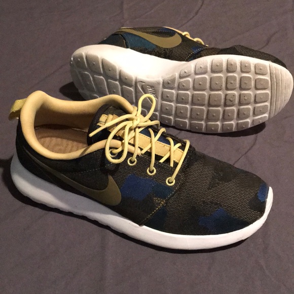 Nike Shoes - Nike Roshe’s worn once